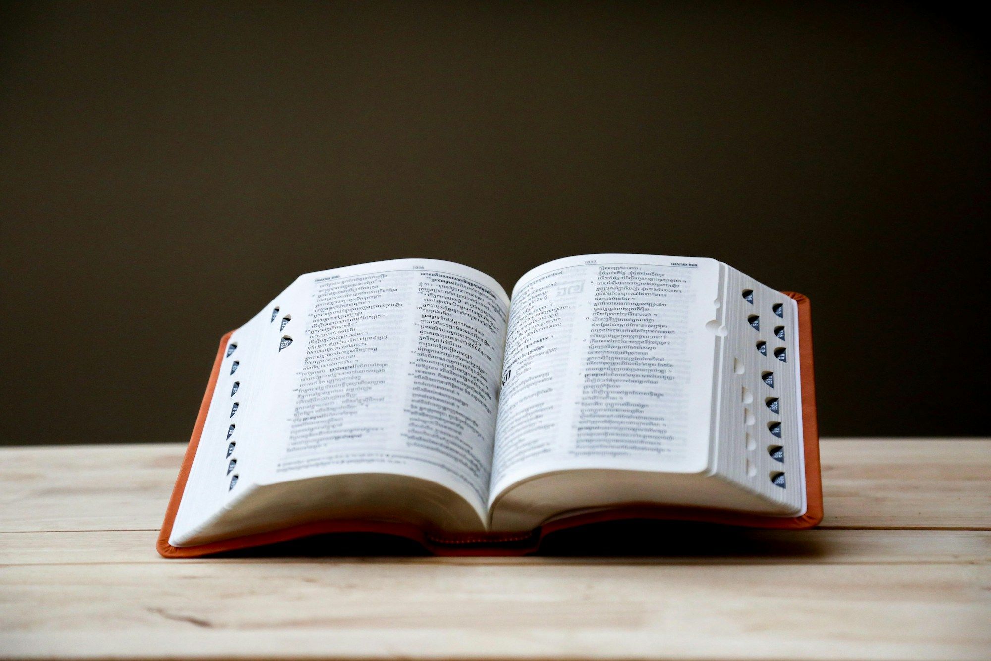 Un dictionnaire ouvert sur une table